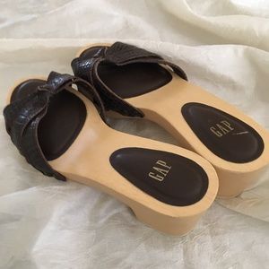 Gap slides brown size 8 good condition